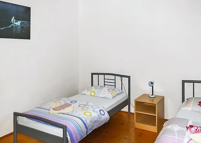 Apartment 2 Bedroom Cozy In *